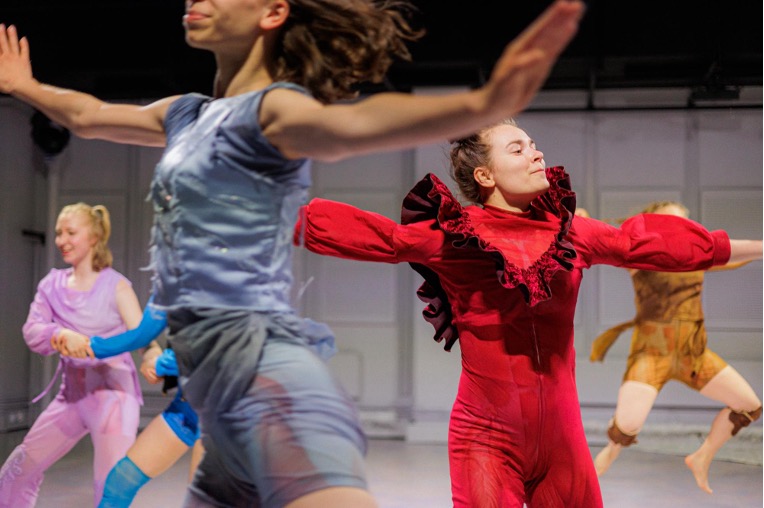 Dancers in colorful costumes in the performance called my sacrum is the head of a lion (and I have proof of it). Photo Jussi Ulkuniemi.