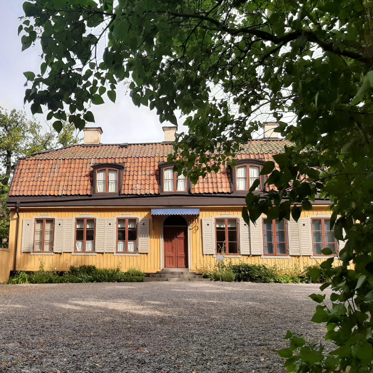 Kuvan ”keltaisessa talossa” (nyk. Hazeliushuset, Skansen) vietettiin vilkasta musiikkielämää 1800-luvun alkupuolen Tukholmassa.