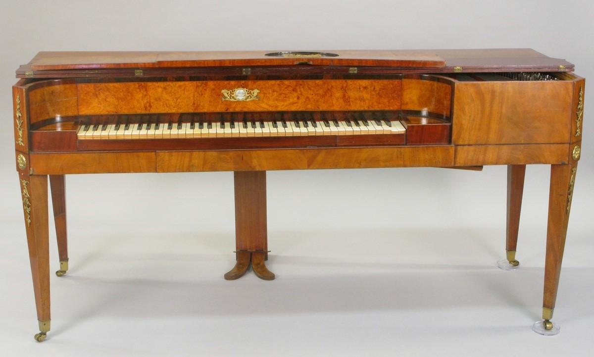 Kuvassa on Fortepiano, Andreas Meyer, Hampuri, n. 1820 (Helsingin kaupunginmuseo, tunniste XLII-54). 